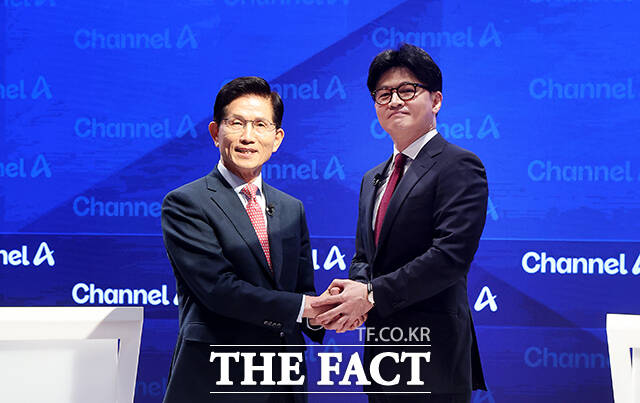 국민의힘 김문수·한동훈 대선 경선 후보가 2차 컷오프를 통과해 최종결선으로 향하게 됐다. 김 후보와 한 후보가 24일 오후 서울 종로구 동아미디어센터 채널A 오픈스튜디오에서 악수를 하고 있다. /국회사진취재단