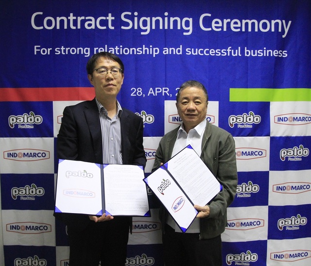 지난 28일 인도네시아 인도마르코 본사에서 열린 업무협약식에서 권성균 팔도 대표이사, 인도푸드 대표가 기념 촬영하고 있다. /팔도