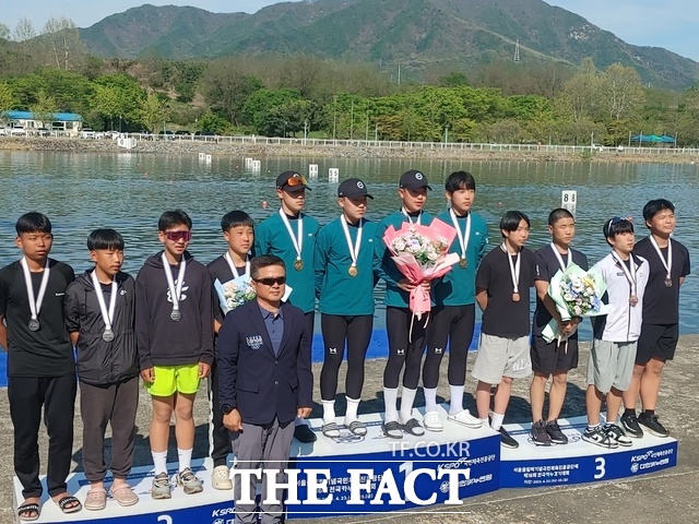 대전만년중 카누부 선수들이 제16회 전국카누경기대회에서 금메달을 수상한 후 기념 촬영을 하고 있다. /대전시교육청
