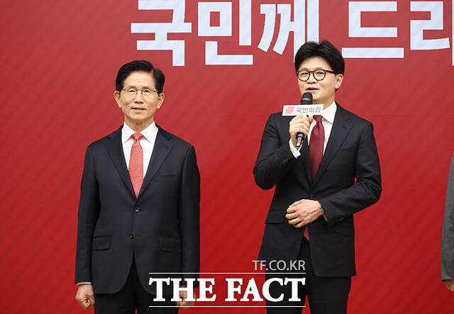 국민의힘 대선 최종 경선에 진출한 김문수·한동훈 후보는 29일 출마가 기정사실화된 한덕수 대통령 권한대행 국무총리와의 구체적인 단일화 방식을 두고 말을 아꼈다. 사진은 29일 서울 여의도 국민의힘 당사에서 열린 제21대 대통령 후보자 국민의힘 3차 경선 진출자 발표 행사에서 한동훈 후보가 진출 후 소감을 밝히고 있는 모습. /국회사진취재단