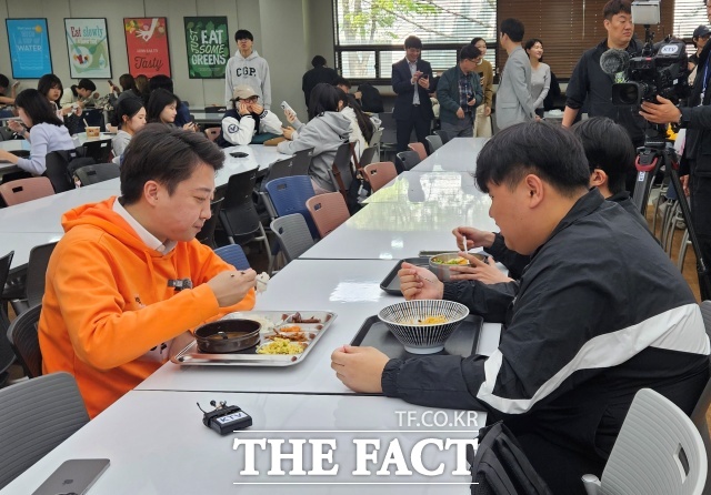 이준석 개혁신당 대선 후보가 29일 경기 고양시 한국항공대학교를 찾아 학생들과 학식을 먹으며대화하고 있다. /항공대=서다빈 기자