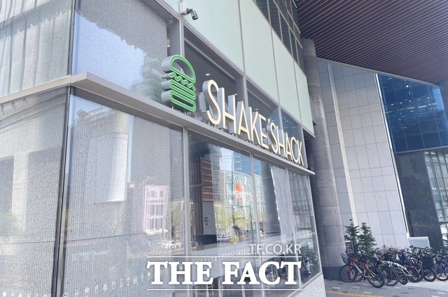 SPC그룹이 운영하는 쉐이크쉑이 일부 메뉴 가격을 올린다. /더팩트DB