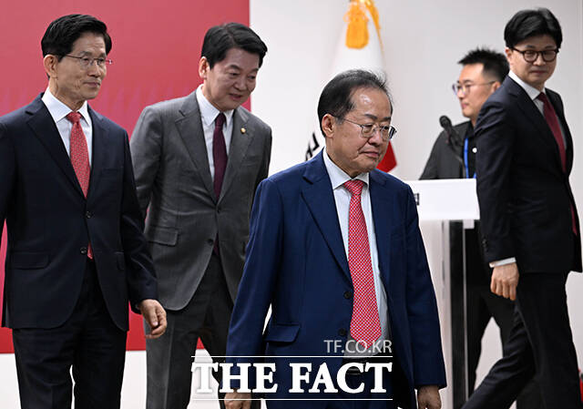 행사장 떠나는 후보자들.