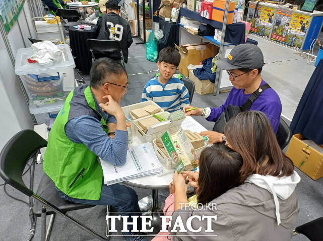 부여군이 지난 27일 귀농귀촌 지역살리기 박람회에서 홍보 부스를 설치하고 상담하고 있다. /부여군