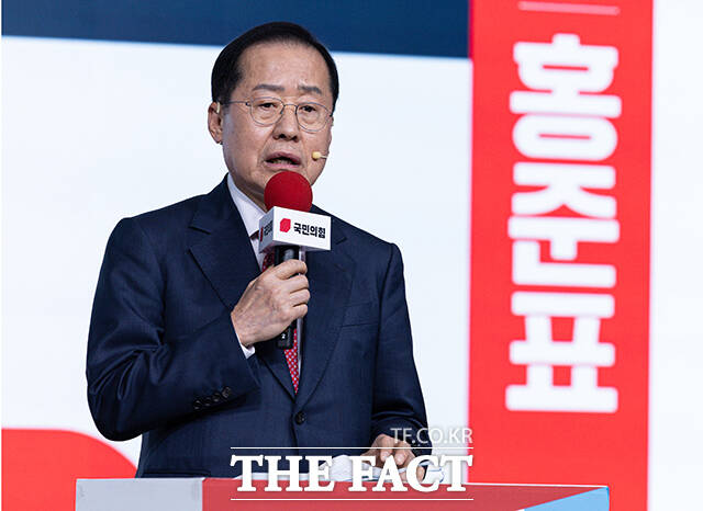 홍준표 전 대구시장이 국민의힘 대선 2차경선에서 탈락한 뒤 정계 은퇴를 선언했다. 홍 전 시장이 18일 오후 서울 강서구 ASSA아트홀에서 열린 국민의힘 1차경선 비전대회에서 비전을 발표하고 있다. /국회사진취재단