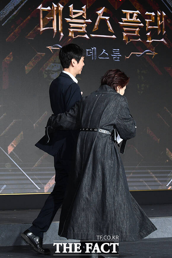 박경림에게 질질 끌려가는 이세돌.