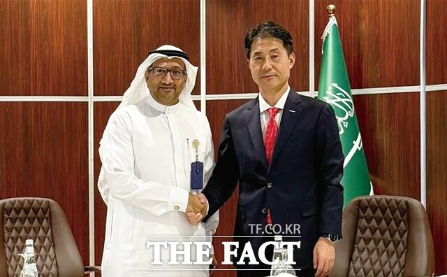 27일(현지시각) 사우디아라비아 주베일에서 진행된 얀부2 발전소 연료전환 공사 계약 체결식에서 마라픽 자말 압둘라만 오마르 수석 부사장(왼쪽), 손승우 두산에너빌리티 파워서비스 BG장이 기념사진을 촬영하고 있다. /두산에너빌리티