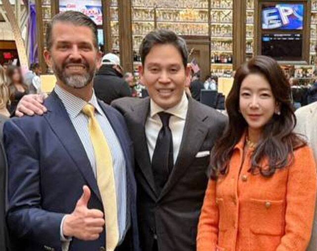 정용진 신세계그룹 회장(가운데)이 지난 1월 미국 워싱턴 DC에서 트럼프 주니어(왼쪽)와 만나 부인 한지희 씨를 소개하고 사진 촬영을 하고 있다. /신세계그룹