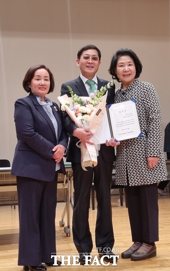 28일 아트홀에서 열린 대전서구문화원 임시총회에서 송선헌 후보(사진 가운데)가 제9대 원장에 당선된 뒤 기념 촬영을 하고 있다. /대전서구문화원