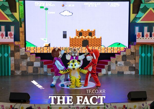 대전오월드가 어린이날을 맞아 5월 3일부터 6일까지 연휴 4일간 가족 단위 방문객을 위한 ‘웃음 만발, 추억 가득’ 특별 이벤트를 다채롭게 선보인다. 사진은 특별공연 모습./대전도시공사