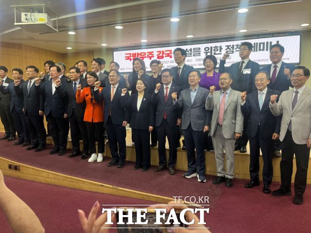 29일 국회의원회관에서 열린 국방우주강국 건설을 위한 정책 세미나에서 참석자들이 기념 촬영을 하고 있다. /최의종 기자