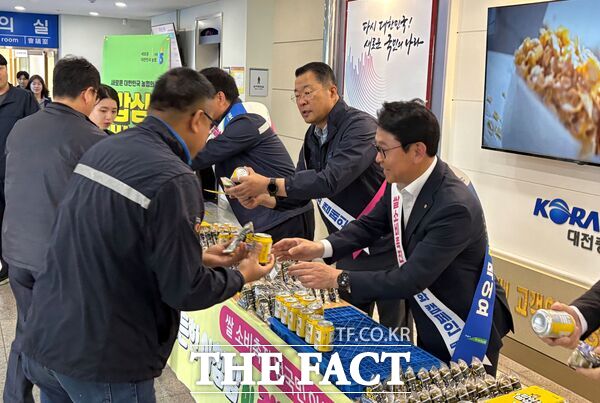 농협 대전본부가 29일 한국철도공사 대전충남본부에서 김영훈 본부장을 비롯해 한국철도공사 대전충남본부 전승찬 본부장 등 임직원 100여 명이 함께 참여한 가운데 쌀 소비 촉진을 위한 아침밥 먹기 캠페인을 펼쳤다. /농협 대전본부