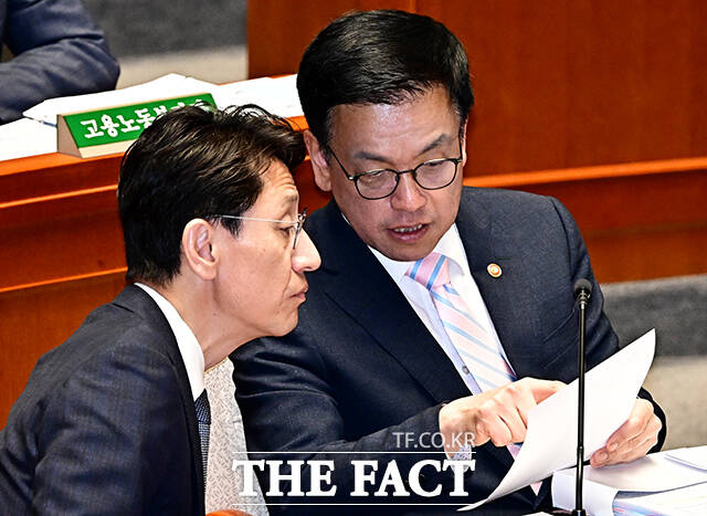 김윤상 기획재정부 제2차관(왼쪽)과 대화 최상목 경제부총리 겸 기획재정부 장관.