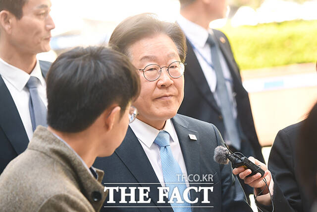 이재명 더불어민주당 전 대표가 15일 오전 서울 서초구 서울중앙지방법원에서 열린 대장동·위례 개발특혜·성남FC 의혹 관련 공판에 출석하고 있다. /장윤석 기자