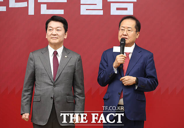 3차 경선 진출에 실패한 홍준표 후보(오른쪽)가 소감을 밝히고 있다.