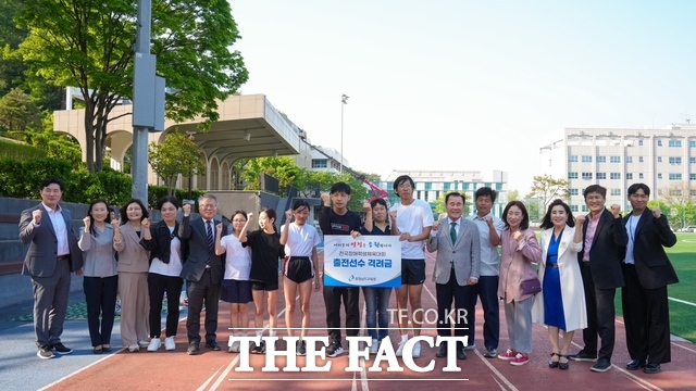 김지철 충남교육감이 제19회 전국장애학생체육대회 출전하는 충남선수단을 격려한 후 함께 기념촬영을 하고 있다. /충남도교육청