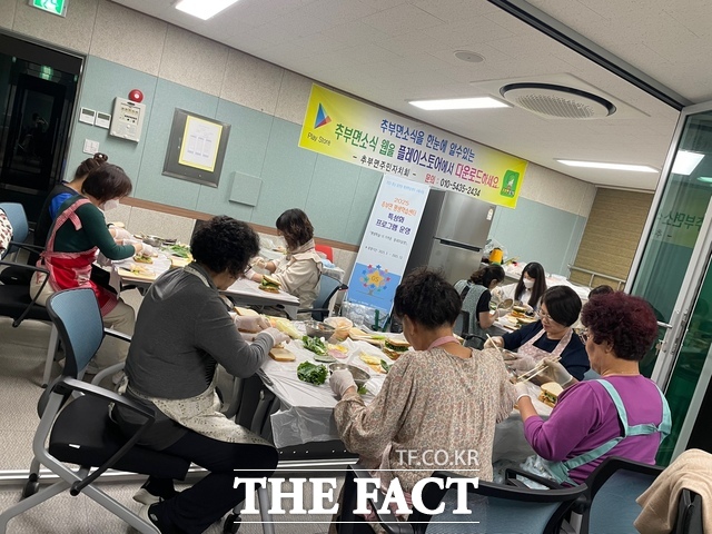 금산군 추부면 평생학습센터에서 주민들이 교육과정 프로그램에 참여하고 있다. /금산군