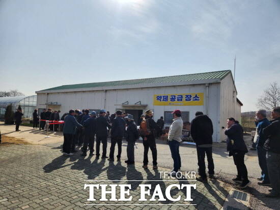 평택시 농업기술센터에서 농민들이 방제 약제를 수령하기 위해 줄을 서고 있다. /평택시