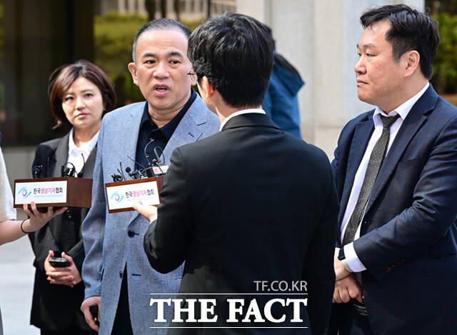 윤석열 전 대통령 부부 공천 개입 의혹을 받는 명태균 씨가 29일 오전 서울 서초구 서울고등검찰청에 출석해 조사에 앞서 입장을 밝히고 있다. /이새롬 기자