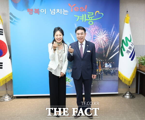 박미희 룩셈부르크 한인회장(왼쪽)이 지난 28일 충남 계룡시를 방문한 가운데 이응우 계룡시장(오른쪽)과 기념촬영을 하고 있다./계룡시