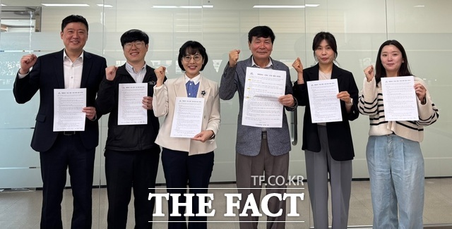 28일 서산문화재단 대표이사실에서 임진번 대표이사(오른쪽에서 세 번째)와 임직원들이 청렴윤리·ESG·인권경영 실천 선언식을 하고 있다./ 서산문화재단