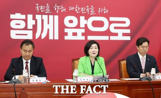 김희정 국민의힘 SK텔레콤 소비자 권익 및 개인정보보호TF 위원장(가운데)이 29일 사전회의를 마친 뒤 오는 1일 1일 오전 10시 30분에 당 지도부와 비상대책위원, SK텔레콤 관계자 그리고 관계 부처와 함께 간담회를 진행한다. /국민의힘