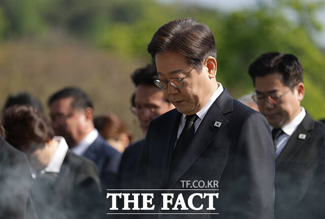 이재명 더불어민주당 대통령선거 후보가 28일 오전 서울 동작구 국립서울현충원에서 현충탑을 참배하며 묵념하고 있다. /남윤호 기자