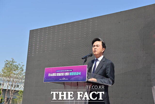 김태흠 충남도지사가 29일 보령시 주교 관창일반산업단지에서 열린 탄소중립 모빌리센터 준공식에서 인사말을 하고 있다. /충남도