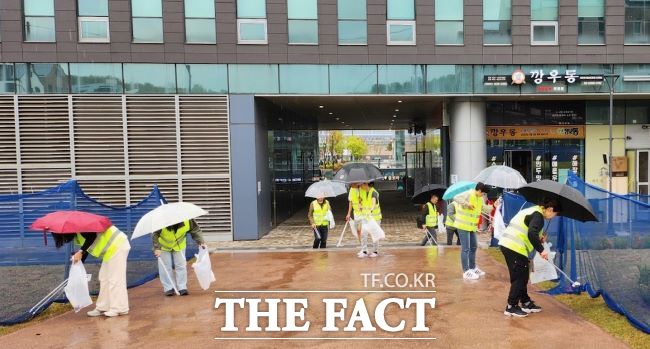 과천 스마트케이 골목형상점가 상인회의 환경정화 활동 모습 /광명시