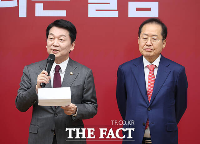 3차 경선 진출에 실패한 안철수 후보(왼쪽)가 소감을 밝히고 있다.