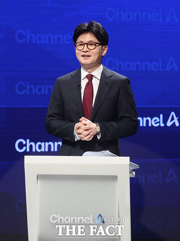 한동훈 국민의힘 대선 경선 후보가 29일 일자리 기회와 자산 형성, 주거 안정의 기회를 보장해 청년의 안정된 삶을 지원하는 내용의 청년정책을 제시했다. 사진은 한 후보가 24일 오후 서울 종로구 동아미디어센터 채널A 오픈스튜디오에서 토론 전 리허설을 하고 있는 모습. /국회사진취재단
