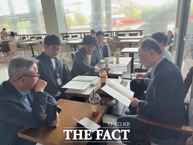 경남도와 하동군 관계자들이 코레일을 방문해 경전선 KTX-이음의 하동역 정차를 건의하고 있다. /하동군