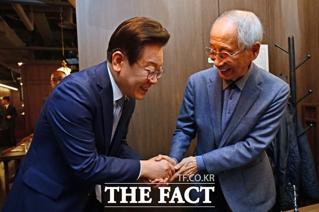 이재명 더불어민주당 대선 후보가 상임선대위원장으로 보수 책사로 불리는 윤여준 전 환경부 장관을 영입했다. /남윤호 기자