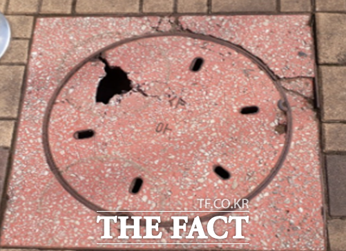 수원시가 교체하기로 한 콘크리트 재질 맨홀 뚜껑 /수원시