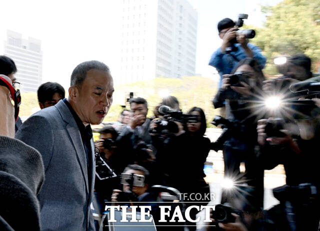윤석열 전 대통령 부부 공천 개입 의혹을 받는 명태균 씨가 29일 오전 서울 서초구 서울고등검찰청에 출석하고 있다. /이새롬 기자