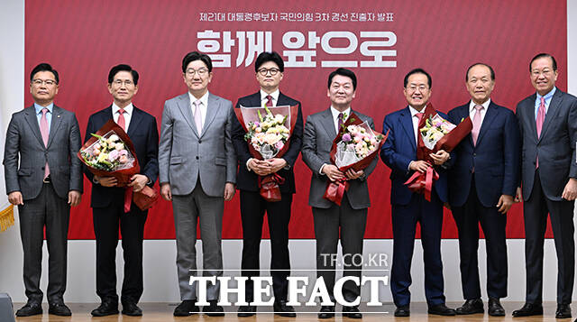 기념사진 촬영하는 지도부와 후보들.