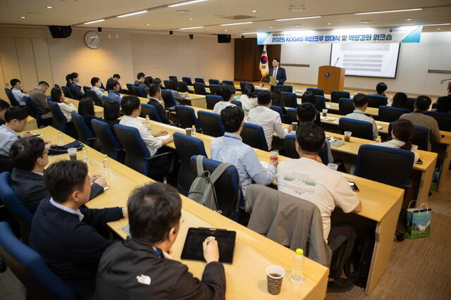 지난 28일 대구 본사에서 열린 한국가스공사 2025년 혁신크루 발대식 참가자들이 혁신 강연을 듣고 있다. /한국가스공사
