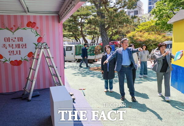 29일 유성온천문화축제 현장 점검에 나선 정용래 유성구청장이 관람객의 안전 대책 마련 등을 주문하고 있다./대전 유성구