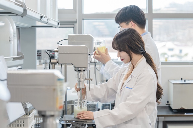 한국콜마가 피부 세포를 젊게 만드는 역노화 화장품 기술을 개발했다. /한국콜마