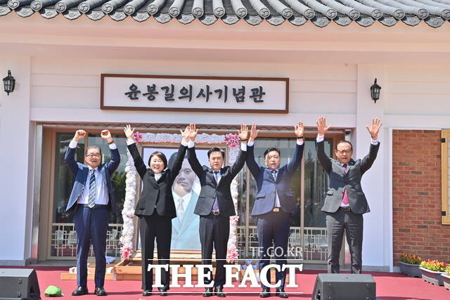 김태흠 충남도지사(가운데)가 29일 예산 충의사에서 열린 매헌 윤봉길 의사 상해 의거 제 93주년 기념제에 참석해 대한독립 만세 퍼포먼스를 참석자들과 함께 하고 있다. /충남도