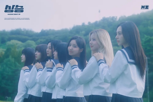 그룹 메이딘 출신 가은(왼쪽에서 세 번째)의 법률대리인 문효정 변호사는 29일 개최된 기자회견에서 피해자는 최근 관할 경찰서에 143엔터테인먼트 대표 A 씨에 대한 고소장을 제출했다고 설명했다. /143엔터테인먼트