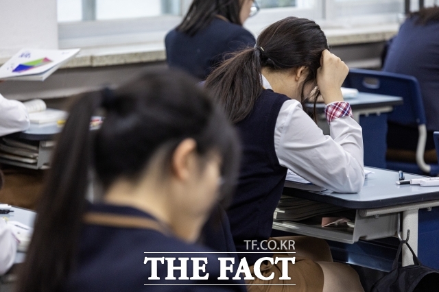 교육부가 29일 2024년 학생 건강검사 표본통계 결과에 따르면 고등학교 1학년 남학생 키는 172.9cm, 여학생은 161.3cm로 나타났다. 사진은 서울의 한 고등학교. /더팩트 DB
