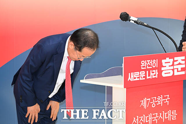 국민의힘 대선 경선 후보에서 탈락한 홍준표 국민의힘 후보가 29일 오후 서울 여의도 선거캠프에서 열린 기자회견에 앞서 인사하고 있다. /박헌우 기자