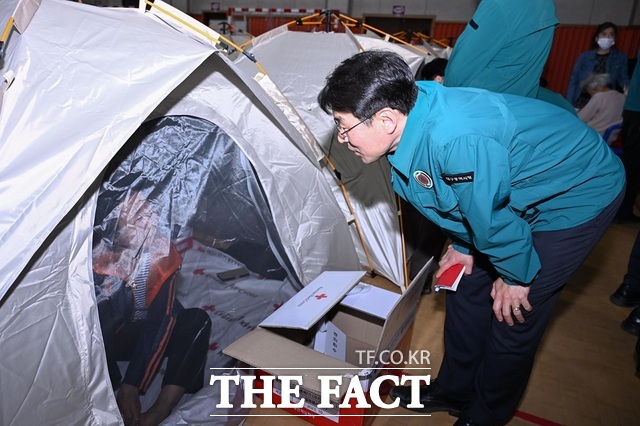 28일 밤 대구시 북구 팔달초교 강당에 마련된 대피소에서 텐트에 머물고 있는 시민과 이야기를 나누는 김정기 대구시장 권한대행 /대구시