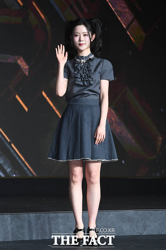 의료인 김하린이 포즈를 취하고 있다.