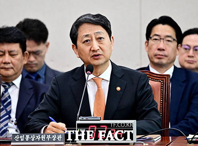 안덕근 산업통상자원부 장관이 29일 오전 서울 여의도 국회에서 열린 산업통상자원중소벤처기업위원회 전체회의에 참석해 질의에 답변을 하고 있다. /국회=배정한 기자