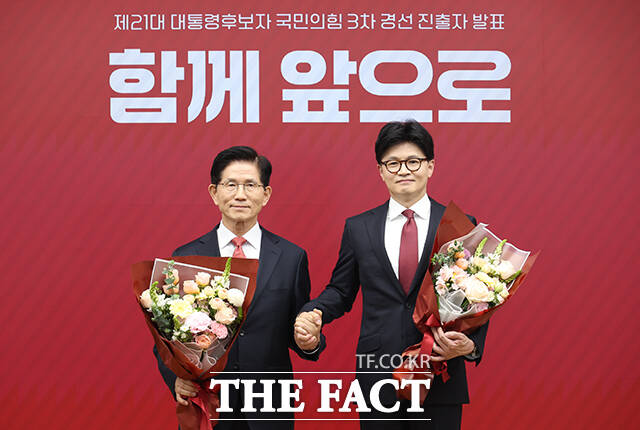 국민의힘 대선 3차 경선 진출을 확정한 김문수(왼쪽)·한동훈 후보가 29일 오후 서울 여의도 국민의힘 당사에서 열린 제21대 대통령 후보자 국민의힘 3차 경선 진출자 발표 행사에 참석해 기념사진 촬영을 하고 있다. /국회사진취재단