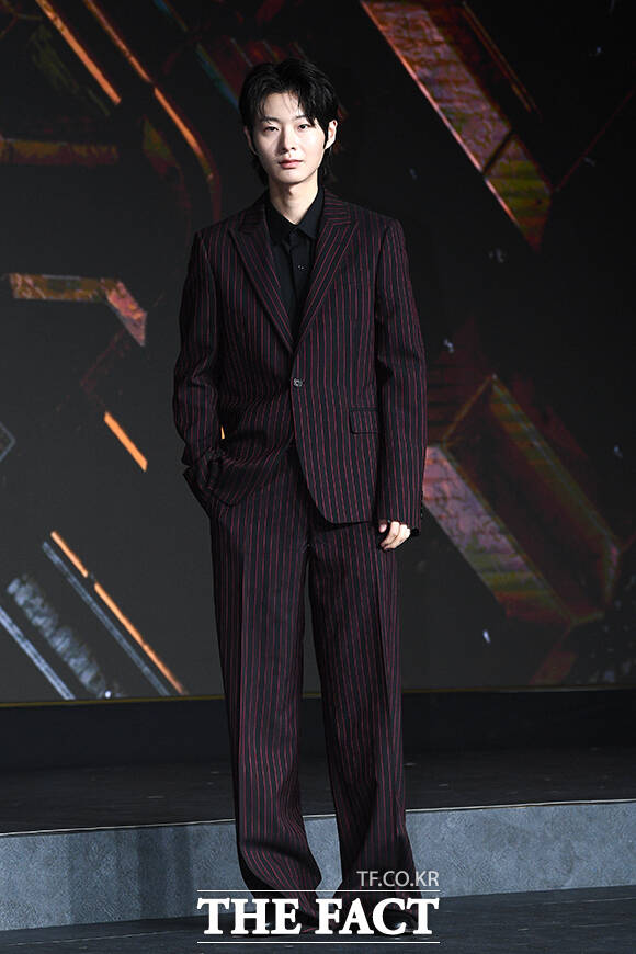 모델 최현준이 포즈를 취하고 있다.