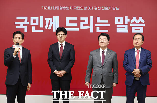 3차 경선에 진출한 김문수 후보(왼쪽)가 소감을 밝히고 있다.