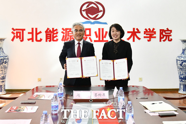 중국 하북에너지직업기술대학에서 이희학 총장(왼쪽)이 국제교류 활성화를 위한 업무협약을 체결하며 하북에너지대 부총장과 기념촬영을 하고 있다./목원대